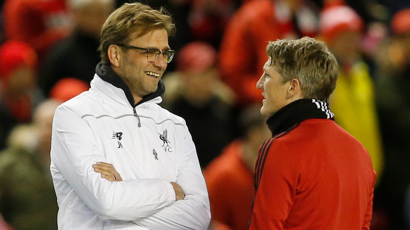 Liverpool-Coach Jürgen Klopp (li.) unterhält sich vor dem Achtelfinal-Hinspiel der Europa League mit Bastian Schweinsteiger von Manchester United.