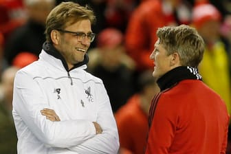 Liverpool-Coach Jürgen Klopp (li.) unterhält sich vor dem Achtelfinal-Hinspiel der Europa League mit Bastian Schweinsteiger von Manchester United.