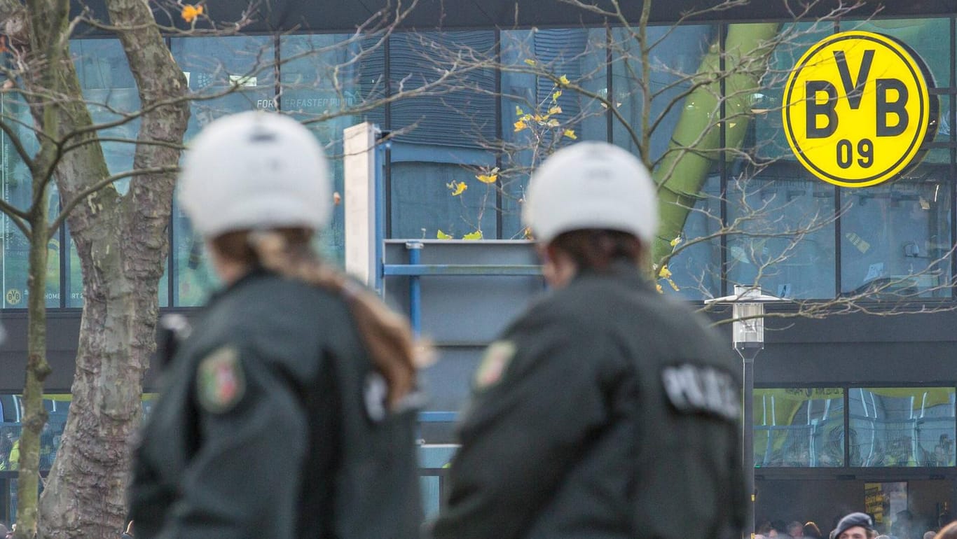 Die Polizei bei einem Einsatz vor dem Dortmunder Stadion - hier bei einem Bundesligaspiel am 08.11.2015.
