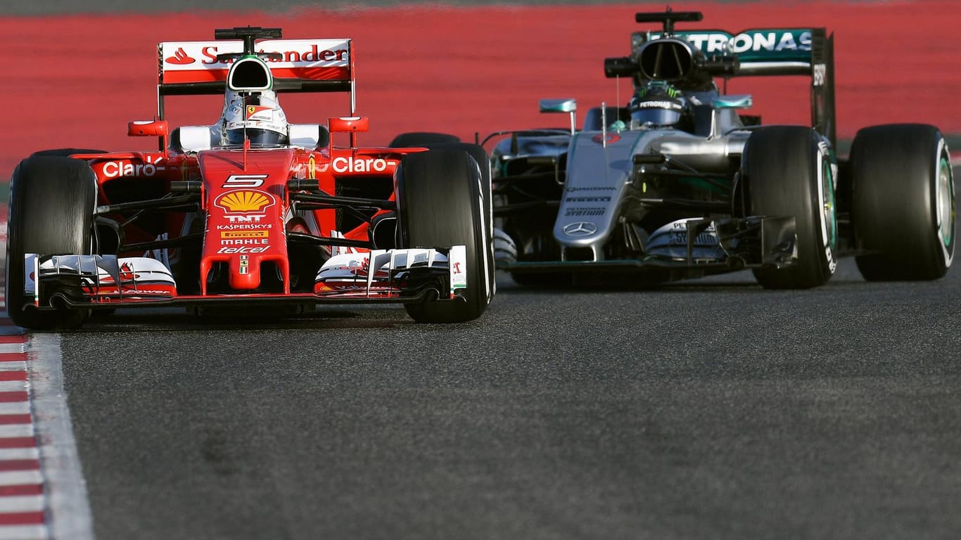 Sebastian Vettel (links) vor den Silberpfeilen - der Traum von Ferrari in dieser Saison.
