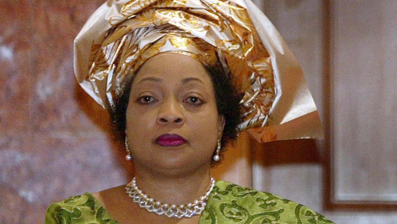Nigerias First Lady Stella Obasanjo verlor 2005 durch einen Beauty-Eingriff ihr Leben.