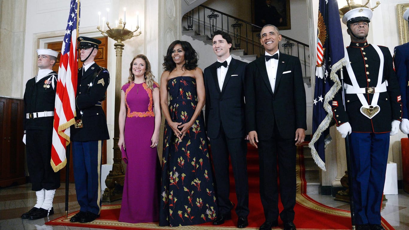 Barack Obama und seine Frau Michelle posieren für ein offizielles Foto mit dem kanadischen Premierminister Justin Trudeau seiner Frau Sophie Gregoire-Trudeau.