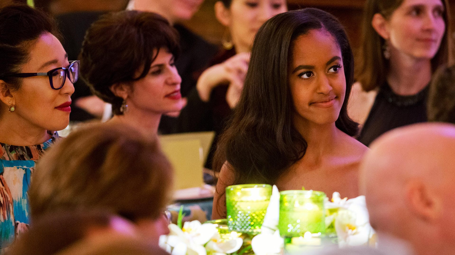 Malia Obama und "Grey's Anatomy"-Schauspielerin Sandra Oh (li.) lauschen Justin Trudeaus Ansprache.