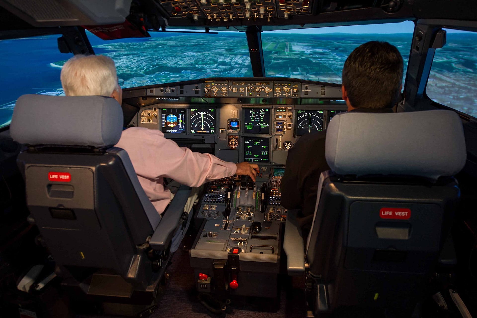 Das Landen eines Passagierflugzeugs ist kein Freizeitvergnügen: Erfahrene Piloten benötigen für die Lizenz zum Fliegen eines anderen Flugzeugtyps 60 bis 80 Landungen in so einem Simulator und zudem bis zu drei Monate Training mit einem Ausbildungspiloten.