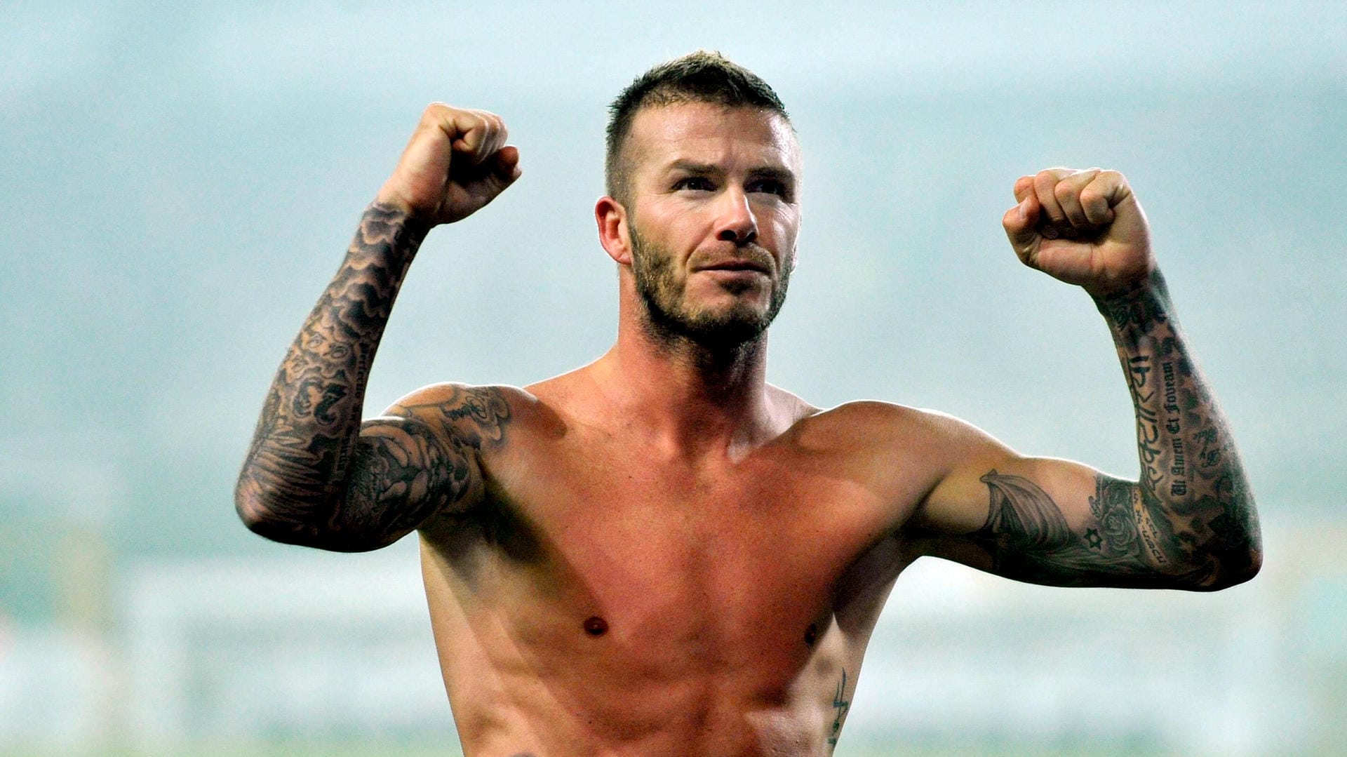 Auch David Beckham kommt ohne Brusthaar aus.