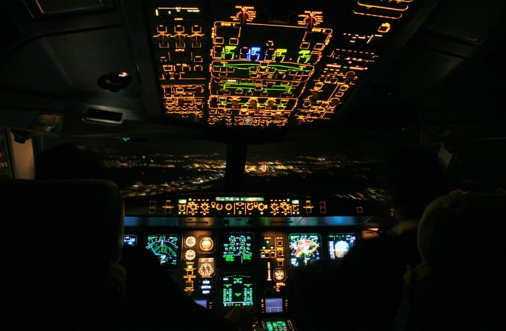 Suchen und finden: Bei Nacht wird das Landen im dunklen Cockpit so richtig kompliziert.