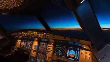 Ganz schön unübersichtlich: ein Blick ins Cockpit.