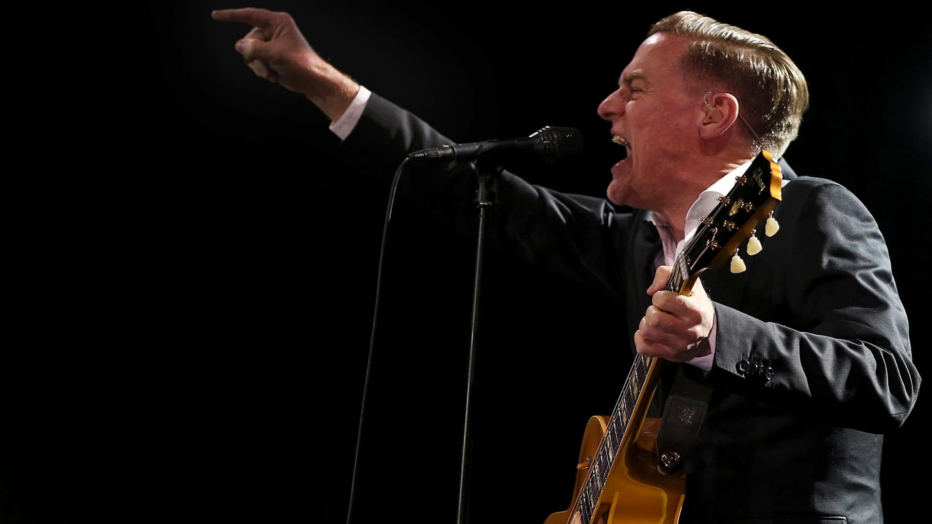 Bryan Adams' Gitarre wurde verschandelt.