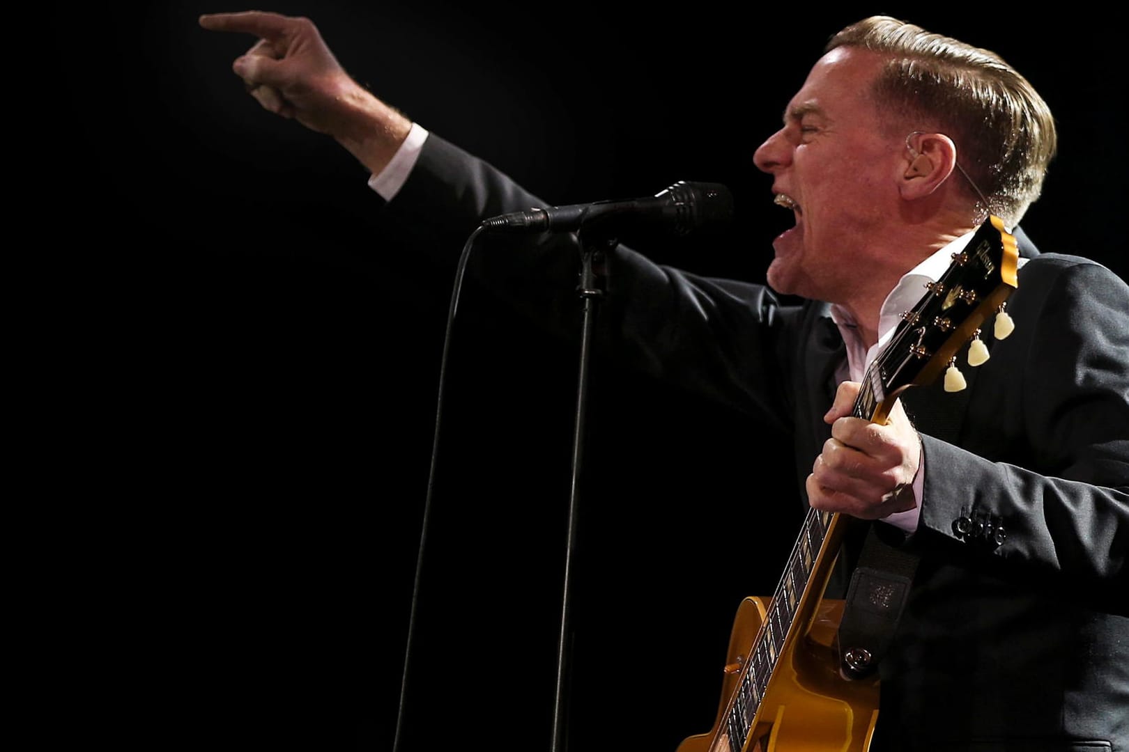 Bryan Adams' Gitarre wurde verschandelt.