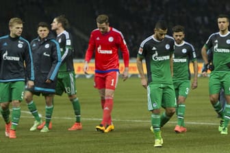 Schalkes Spieler verlassen mit hängenden Köpfen das Spielfeld in Berlin.