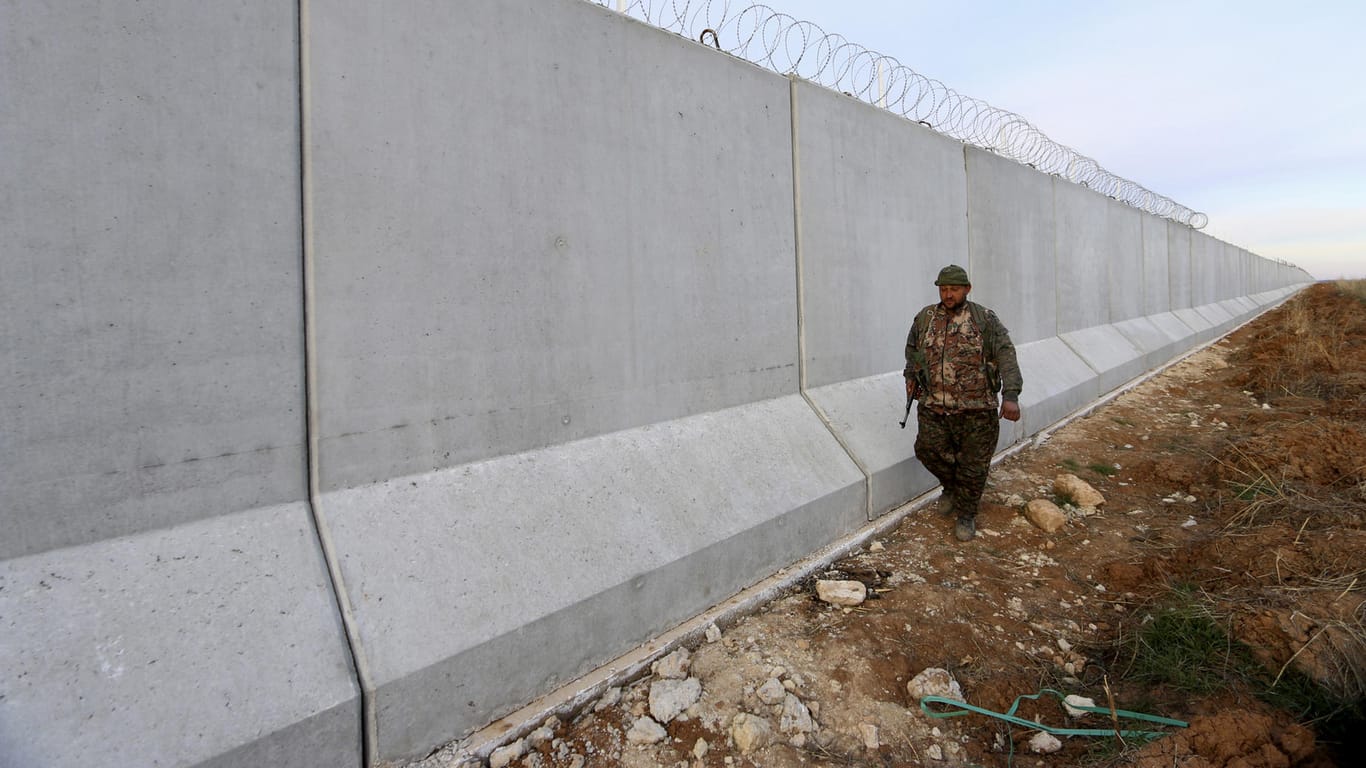 Nicht sehr durchlässig sieht die türkisch-syrische Grenze bei Ras al-Ain im Nordosten Syriens aus.