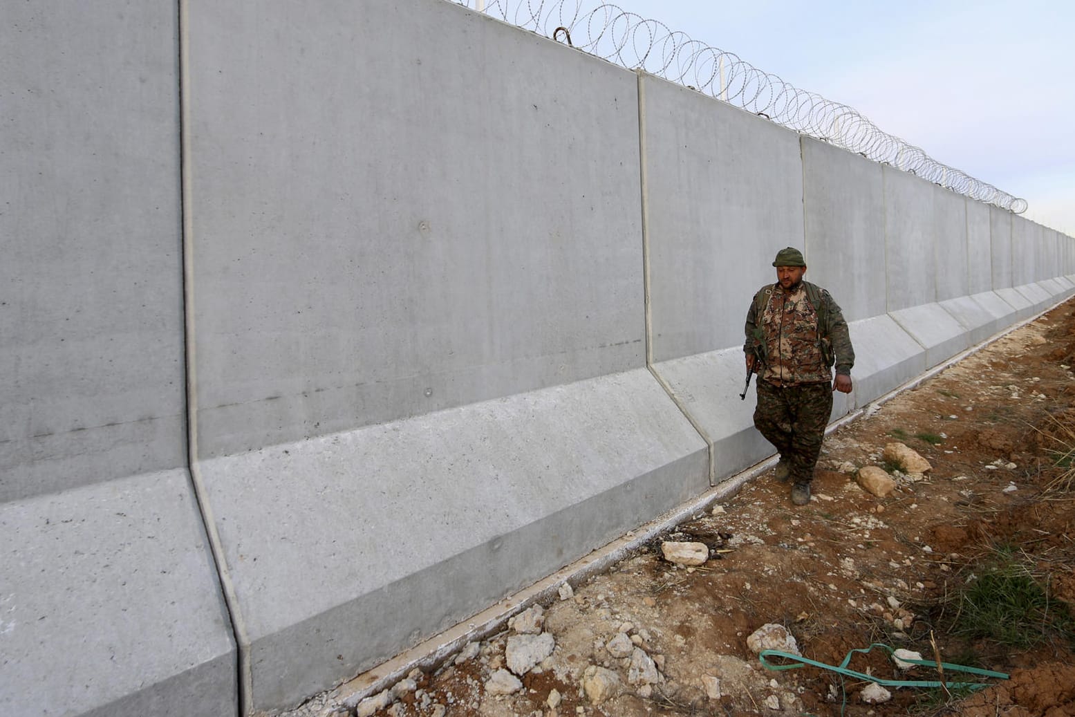 Nicht sehr durchlässig sieht die türkisch-syrische Grenze bei Ras al-Ain im Nordosten Syriens aus.