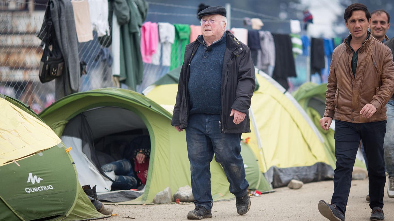 Der ehemalige Arbeitsminister Norbert Blüm besucht das Flüchtlingslager bei Idomeni an der Grenze zwischen Griechenland und Mazedonien. Nachdem die Balkanroute geschlossen wurde, leben in diesem Lager gut 12.000 Flüchtlinge.