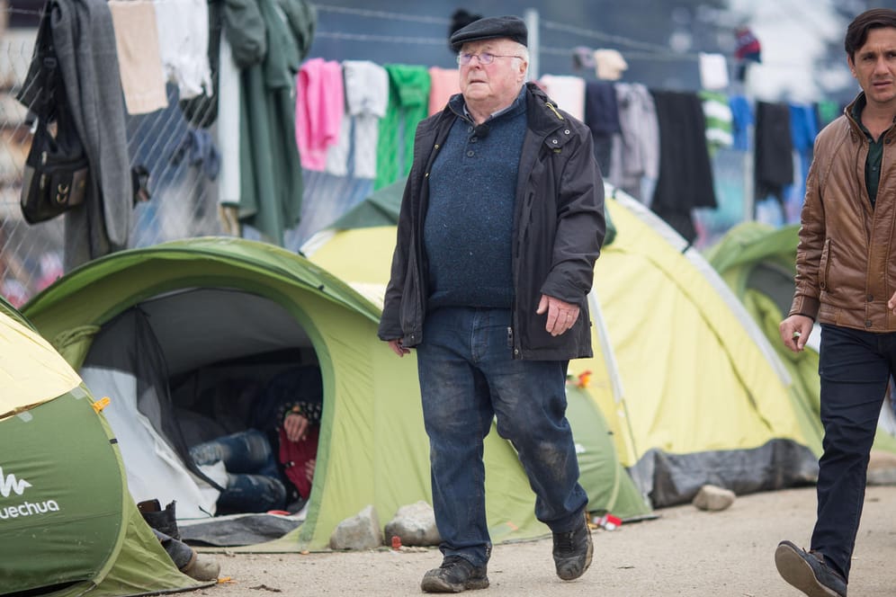 Der ehemalige Arbeitsminister Norbert Blüm besucht das Flüchtlingslager bei Idomeni an der Grenze zwischen Griechenland und Mazedonien. Nachdem die Balkanroute geschlossen wurde, leben in diesem Lager gut 12.000 Flüchtlinge.