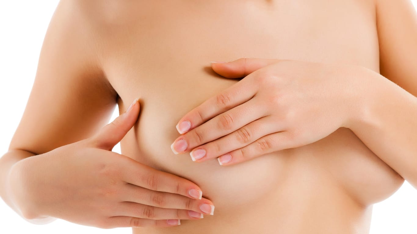 Das Selbstabtasten der Brust ist ein wichtiges Element der Krebsvorsorge.