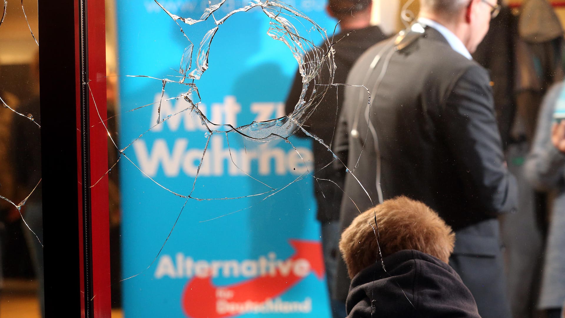 Unbekannte haben am Wahlabend Fensterscheiben des Veranstaltungsortes der AfD-Wahlparty in Berlin eingeworfen. Unbekannte haben am Wahlabend Fensterscheiben des Veranstaltungsortes der AfD-Wahlparty in Berlin eingeworfen.