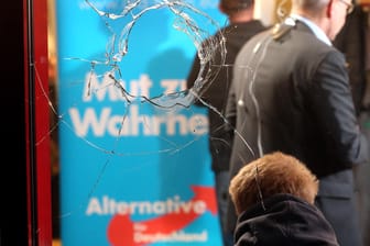 Unbekannte haben am Wahlabend Fensterscheiben des Veranstaltungsortes der AfD-Wahlparty in Berlin eingeworfen.