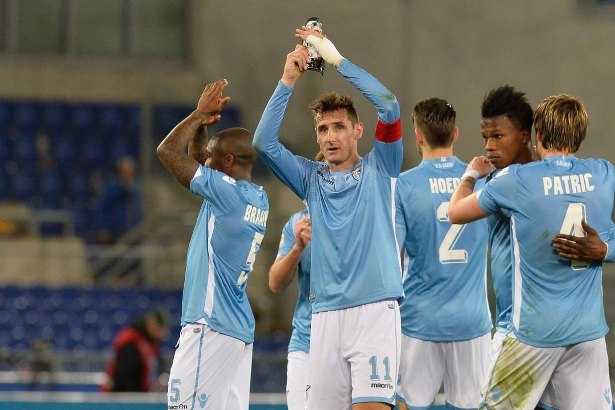 Miroslav Klose applaudiert den Römer Fans - und sie ihm.
