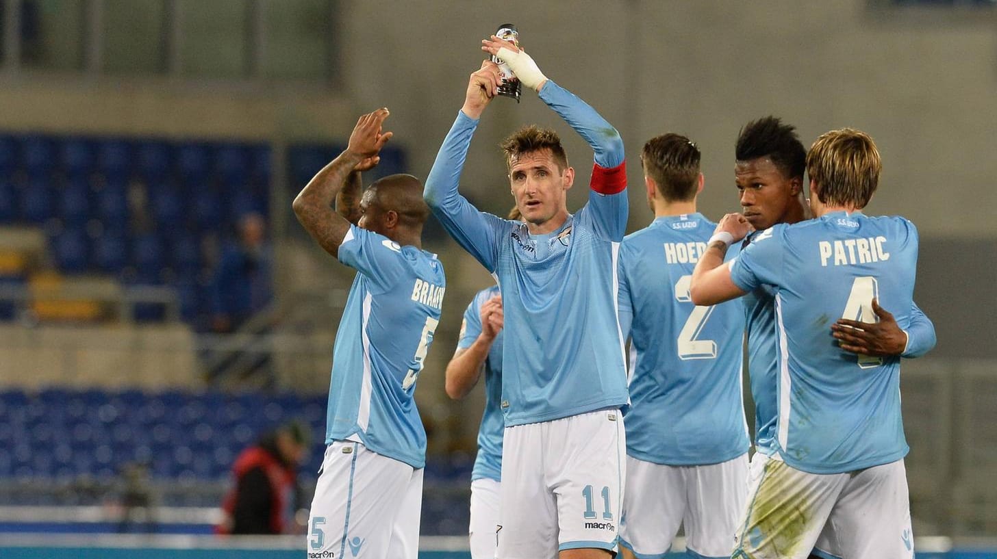 Miroslav Klose applaudiert den Römer Fans - und sie ihm.