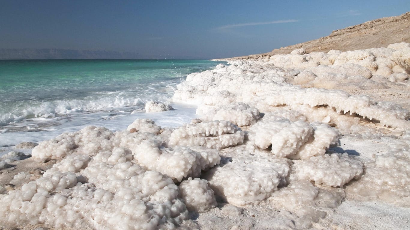 Im Toten Meer besteht das Wasser zu einem Drittel aus Salz.