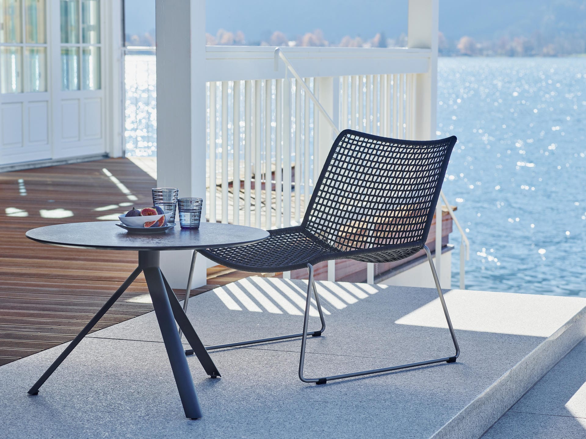 Flechtstühle sind in der neuen Balkon- und Terrassensaison ein Trend.