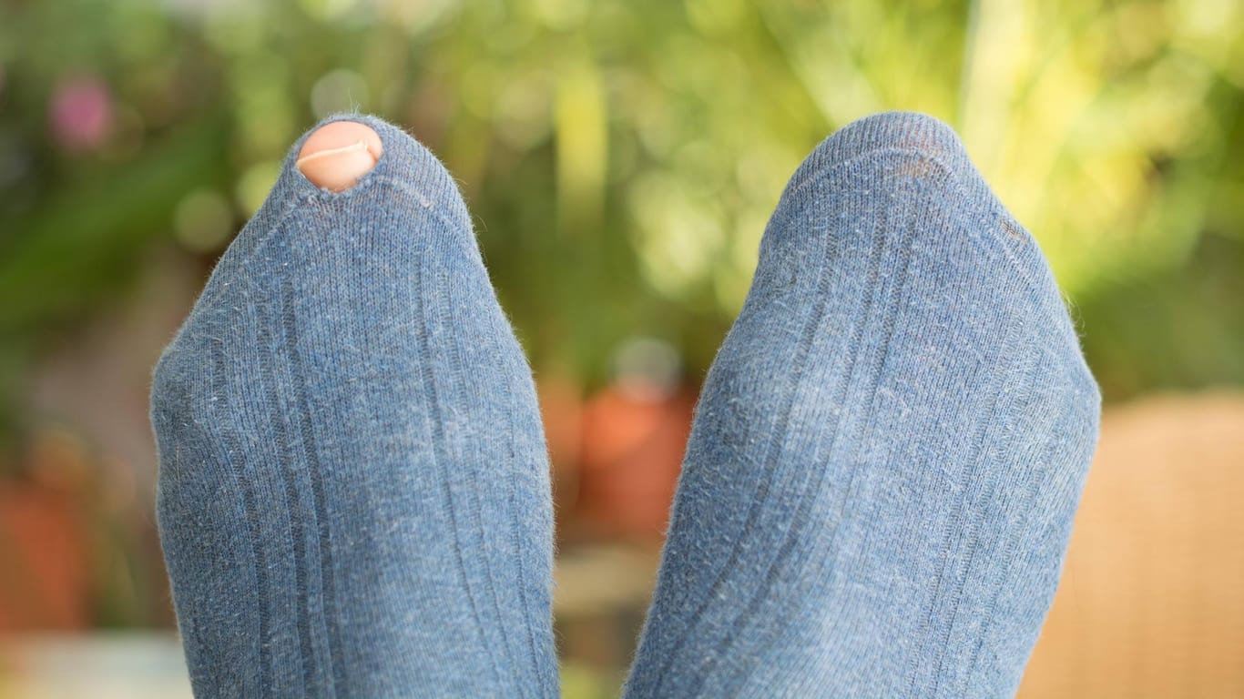 Kaputte Socken: Der Zeitaufwand für das Stopfen lohnt sich bei günstigen Socken oft nicht.