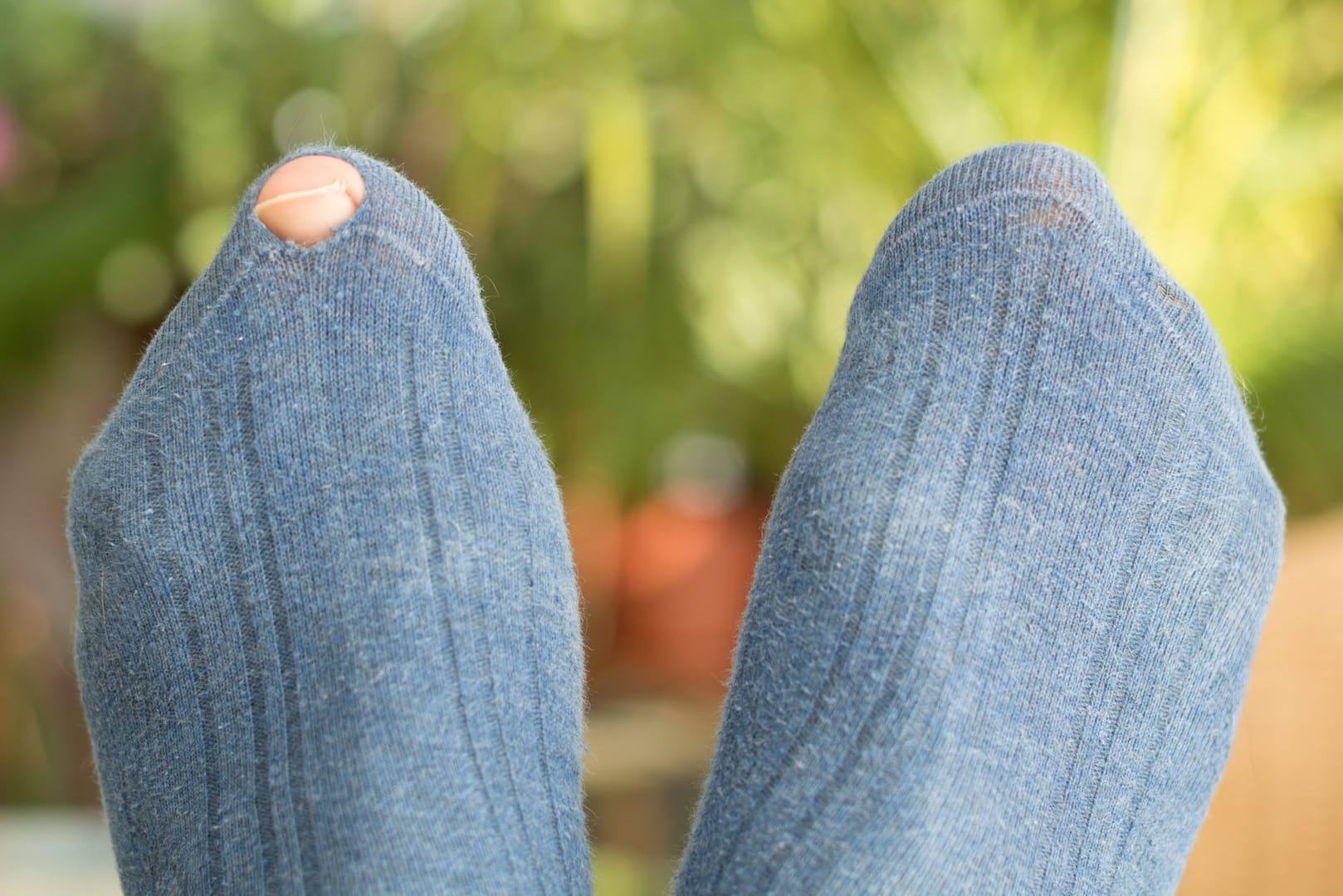 Kaputte Socken: Der Zeitaufwand für das Stopfen lohnt sich bei günstigen Socken oft nicht.