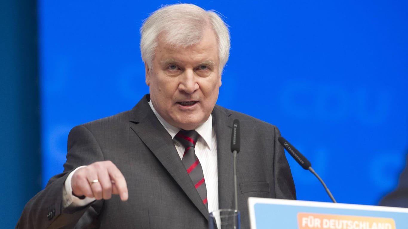CSU-Chef Horst Seehofer macht die Flüchtlingspolitik der Kanzlerin für die schlechten Ergebnisse bei den Landtagswahlen verantwortlich.