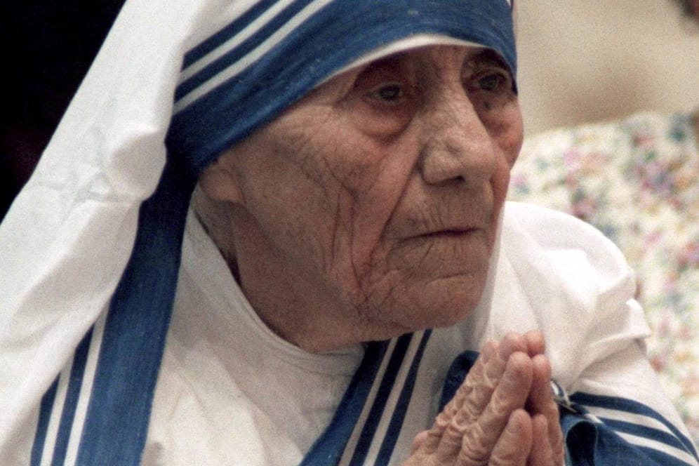 Die Ordensfrau und Friedensnobelpreisträgerin Mutter Teresa wird heiliggesprochen.
