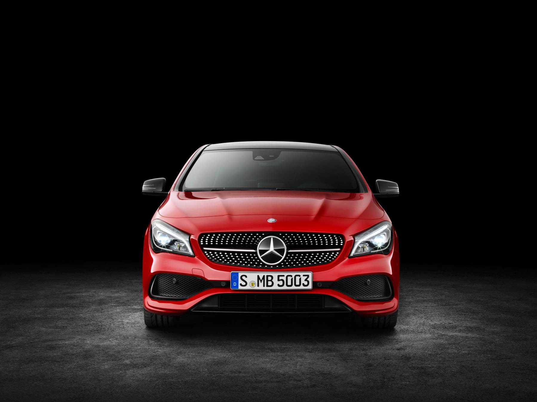 Mercedes-Benz frischt den CLA auf - unter anderem bekommt er neue Leuchten und optional LED-Scheinwerfer.