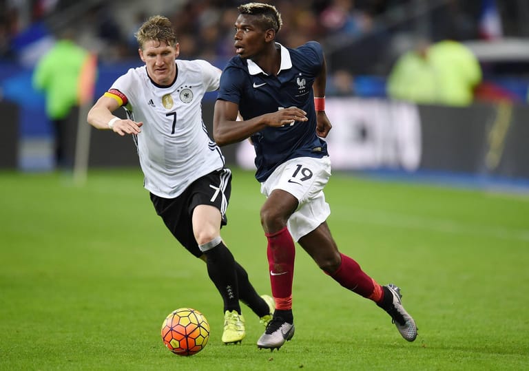 Ausstrahlung, Spielverständnis, Technik und Übersicht: Der 23-jährige Paul Pogba (re.) hat eine Führungsrolle im französischen Team inne. Der Jungstar von Juventus Turin könnte einer der Topstars der EM werden.