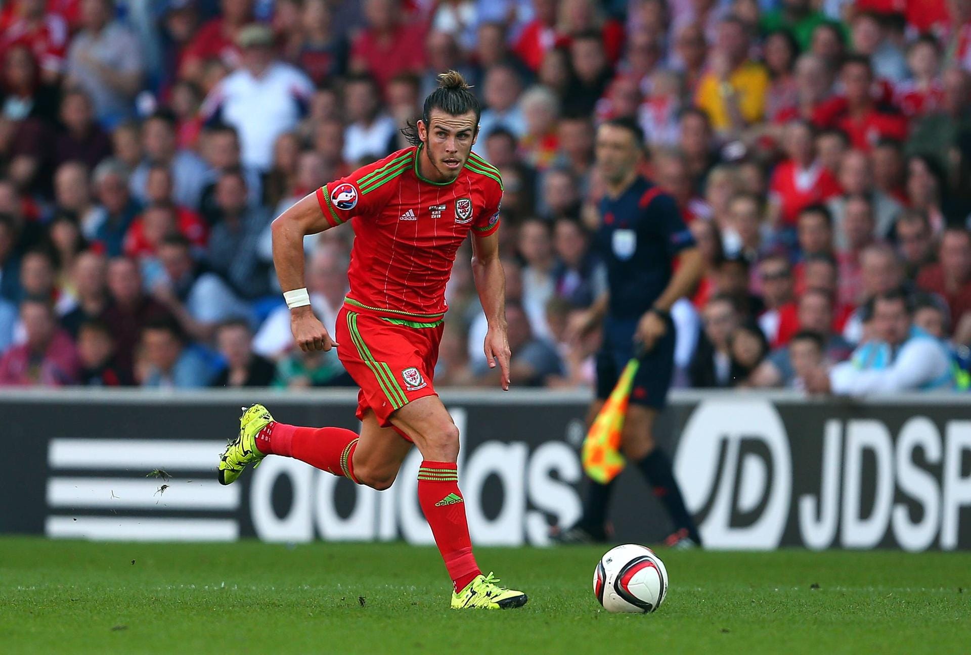 Gareth Bale gab schon mit 16 Jahren sein Debüt für Wales. Der 26-jährige Flügelflitzer von Real Madrid könnte mit seinen Fähigkeiten einer der Topstars eines solchen Turniers sein - wenn seine Nationalmannschaft nicht krasser Außenseiter wäre.