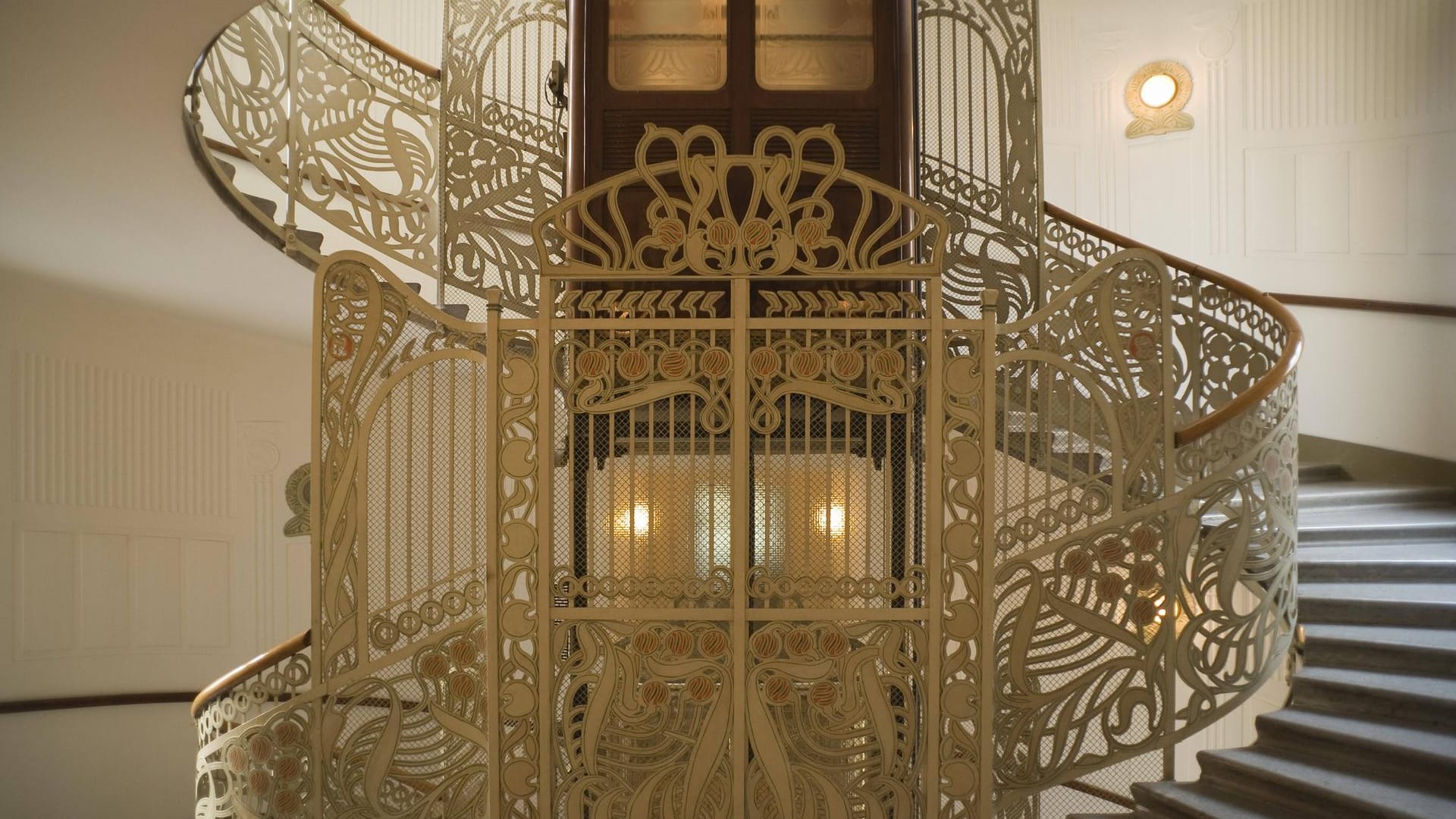 Wien: Ein Fahrstuhl im Jugendstil von Otto Wagner.