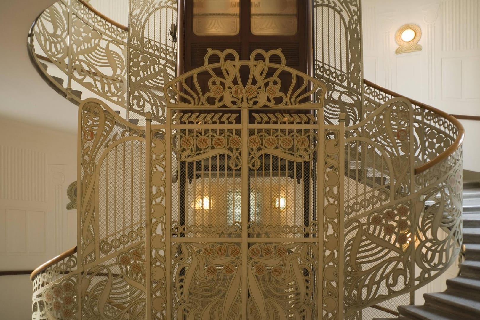 Wien: Ein Fahrstuhl im Jugendstil von Otto Wagner.