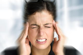 Niedriger Blutdruck kann zu Kopfschmerzen und Kreislaufschwäche führen.