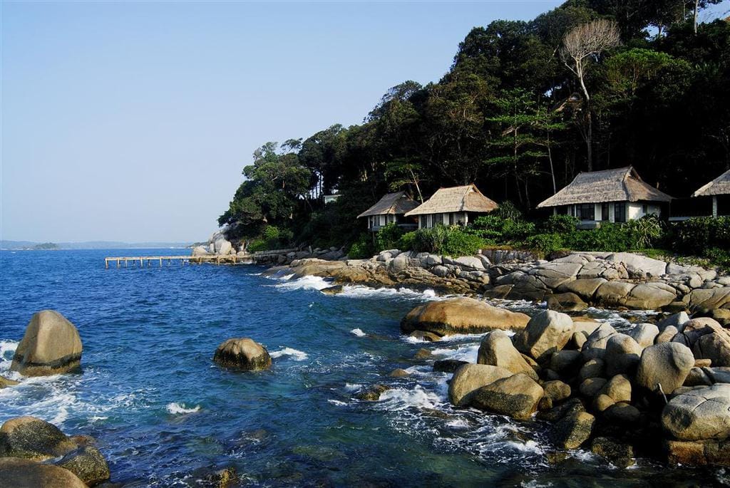 Topischer Urwald und Strandanschluss - dafür steht die Fünf-Sterne-Unterkunft "Hotel Banyan Tree" auf der indonesischen Insel Bintan, die mit der Fähre in nur 50 Minuten von Singapur aus erreichbar ist.