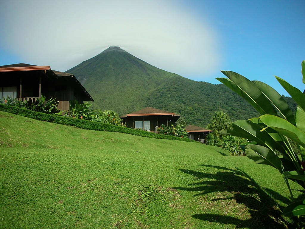 Das "Hotel Lomas del Volcán" befindet sich am Fuße des Vulkans Arenal, dem Wahrzeichen der nahegelegenen Stadt La Fortuna/Costa Rica. Und eines ist hier sicher: grüner wird’s nicht! Die liebevoll eingerichteten Bungalows sind auf einer etwa 150 Hektar großen Fläche verteilt. Entspannung garantiert auch der hoteleigene Swimmingpool.