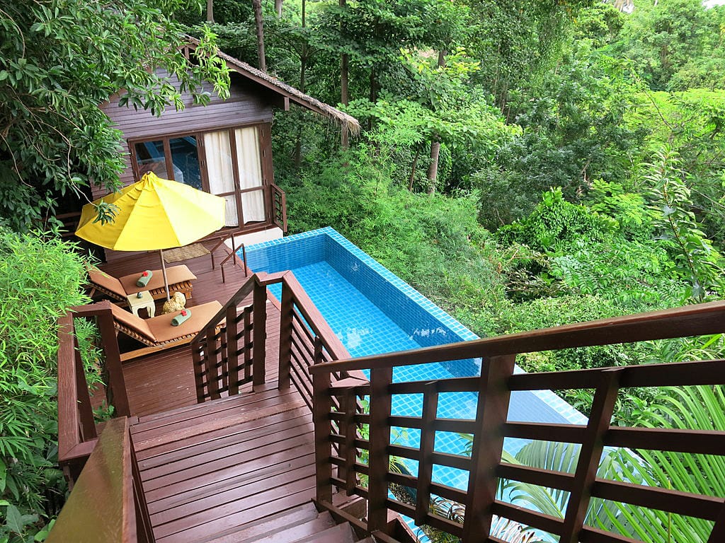 Das "Hotel Zeavola" auf Koh Phi Phi Don in Thailand ist eine Fünf-Sterne-Unterkunft, die auf einer dichtbewaldeten Halbinsel des thailändischen Eilands liegt. Hier genießen Urlauber traditionelle Teakholzvillen, Privatpools und direkten Strandzugang