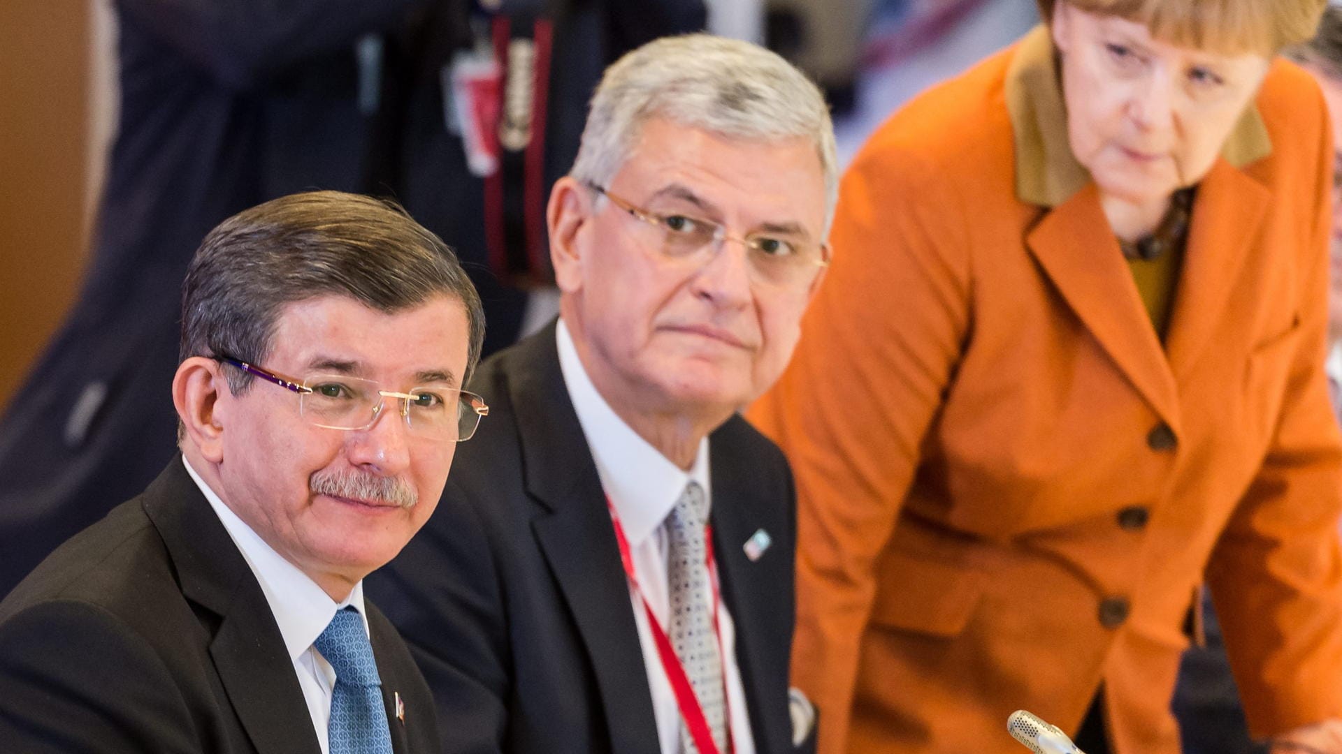 Angela Merkel (re.) steht einem EU-Beitritt von Davutoglus (li.) Türkei weniger skeptisch gegenüber als das EU-Mitglied Zypern. Angela Merkel (re.) steht einem EU-Beitritt von Davutoglus (li.) Türkei weniger skeptisch gegenüber als das EU-Mitglied Zypern.