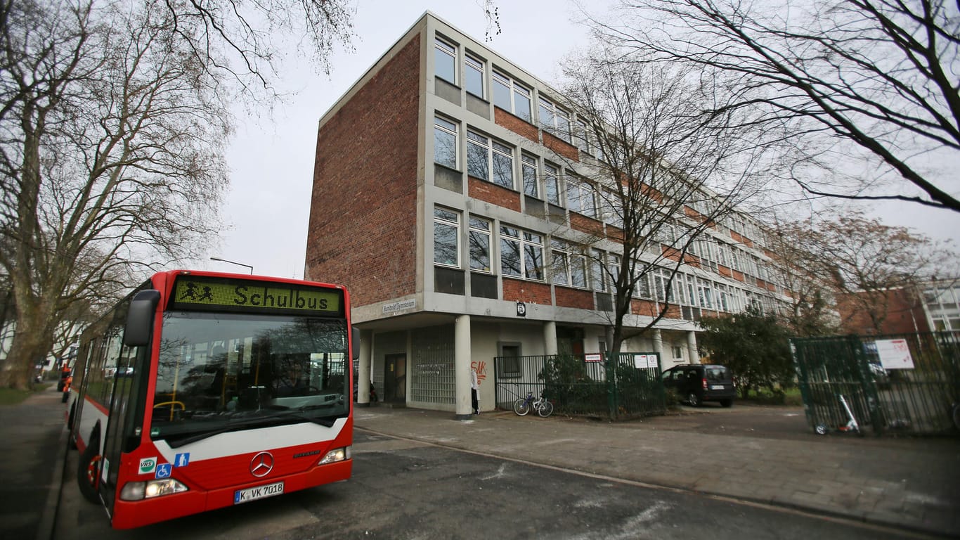 Das Humboldt-Gymnasium in Köln am Tag nach den Krawallen.