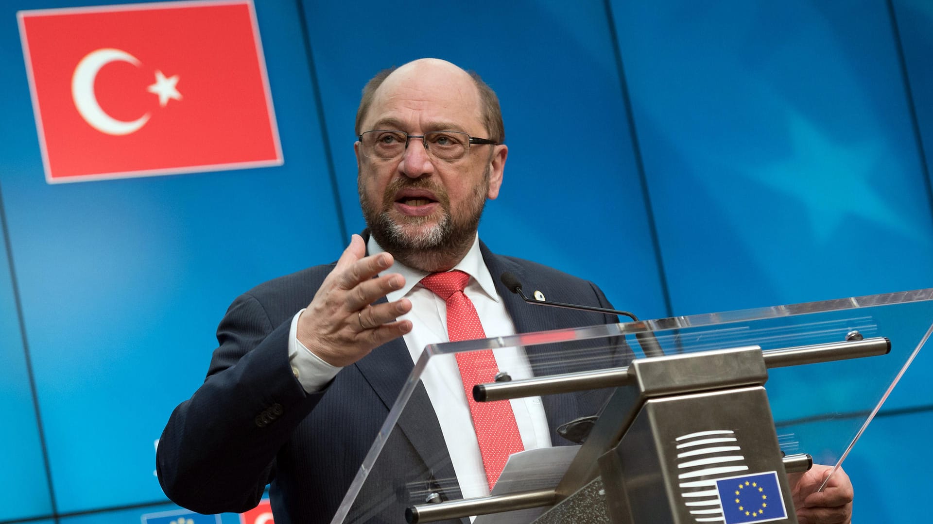 EU-Parlamentspräsident Martin Schulz dämpft die Erwartungen vor dem EU-Gipfel zur Flüchtlingskrise. EU-Parlamentspräsident Martin Schulz dämpft die Erwartungen vor dem EU-Gipfel zur Flüchtlingskrise.
