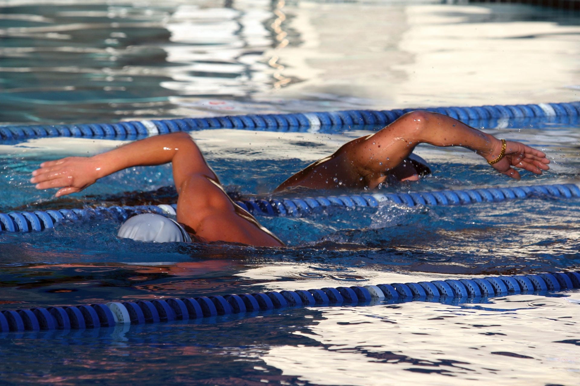 Suchen Sie sich am besten ein Schwimmbad mit Sportschwimmer-Bahnen – dann kommen Sie den anderen Badegästen nicht in die Quere und können sich auf Ihr Training konzentrieren.