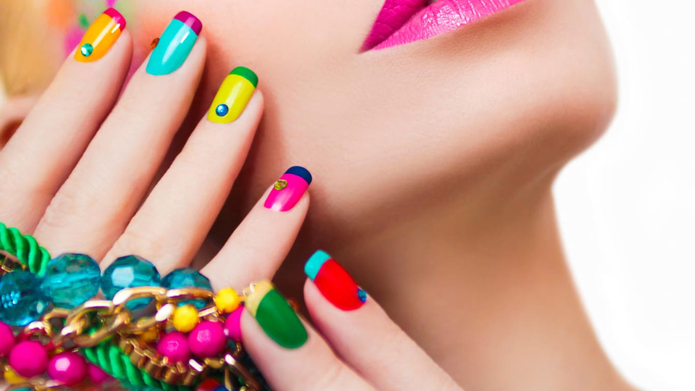 Color Blocking in Kombination mit French Nails sind der Hingucker 2016.