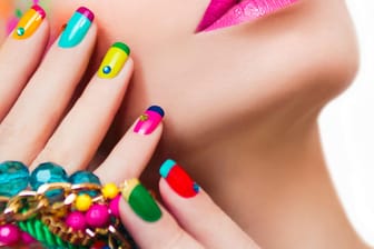 Color Blocking in Kombination mit French Nails sind der Hingucker 2016.