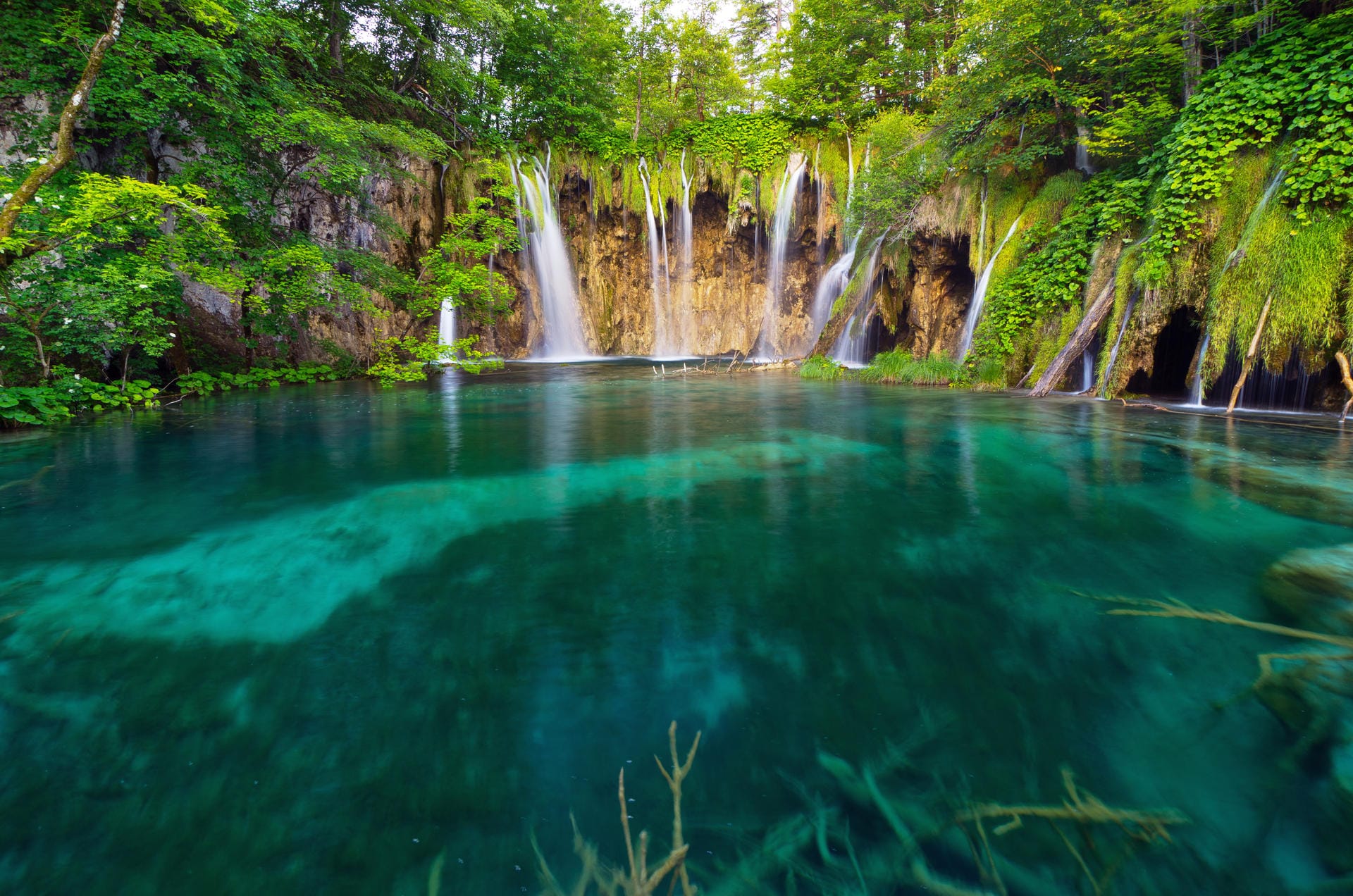 Der Nationalpark Plitvicer Seen bezaubert mit zerklüfteten Bergen, tiefen Schluchten und rauschenden Wasserfällen.