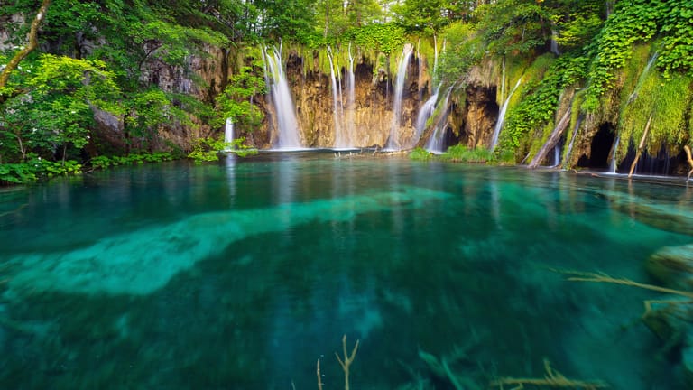Der Nationalpark Plitvicer Seen bezaubert mit zerklüfteten Bergen, tiefen Schluchten und rauschenden Wasserfällen.