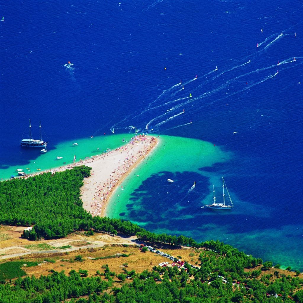 Dieser auf der Insel Brac gelegene Strand mit dem Namen "Zlatni rat" (deutsch: goldenes Horn) ist weltweit bekannt und ein einzigartiges Naturphänomen