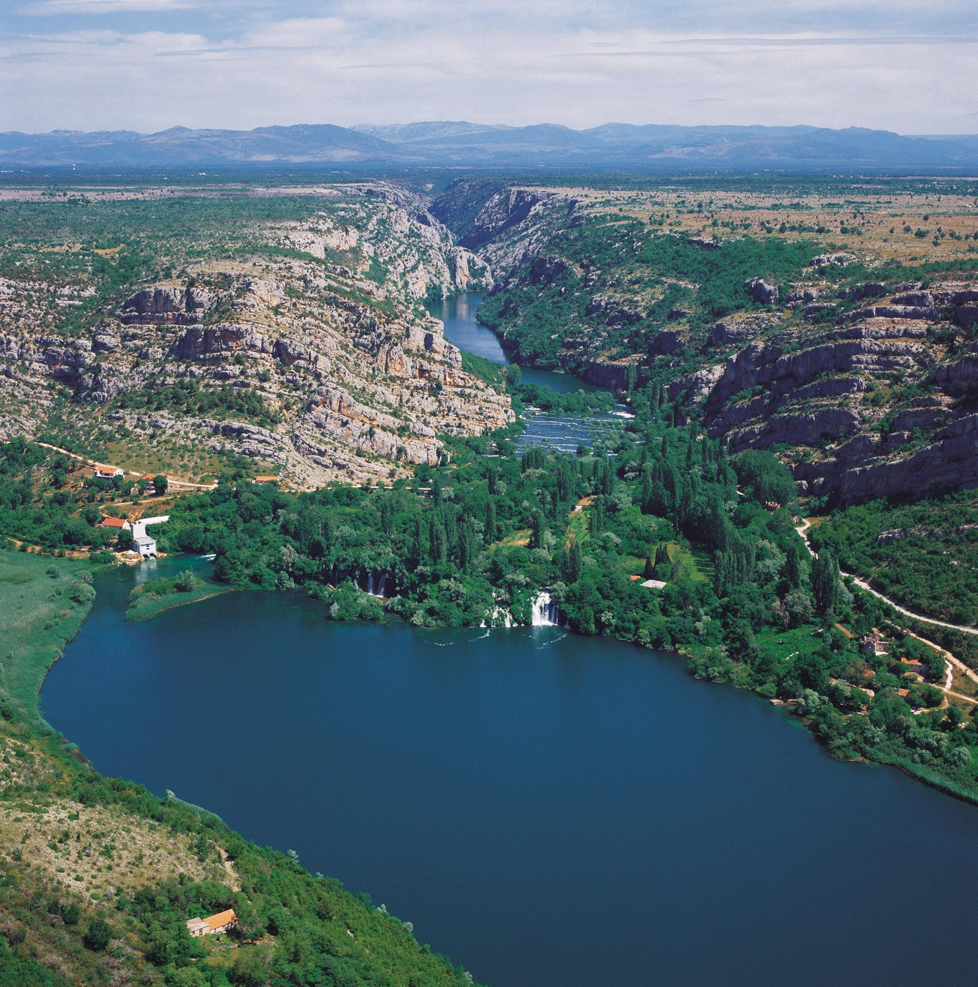 Der Karstfluss Krka mit seinen sieben Wasserfällen entspringt nahe der Stadt Knin. In zwei Dritteln seines Laufs fließt er durch Canyons.