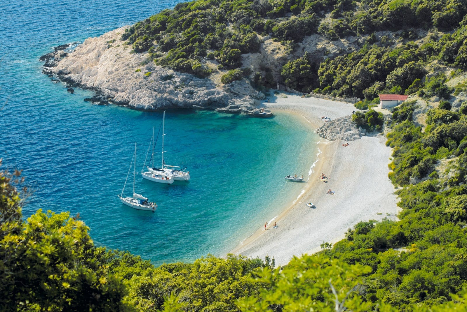 Bei über 1000 Inseln haben Kroatien-Urlauber die Qual der Wahl. Dieser Strand befindet sich auf der Insel Cres, bei Lubenice.