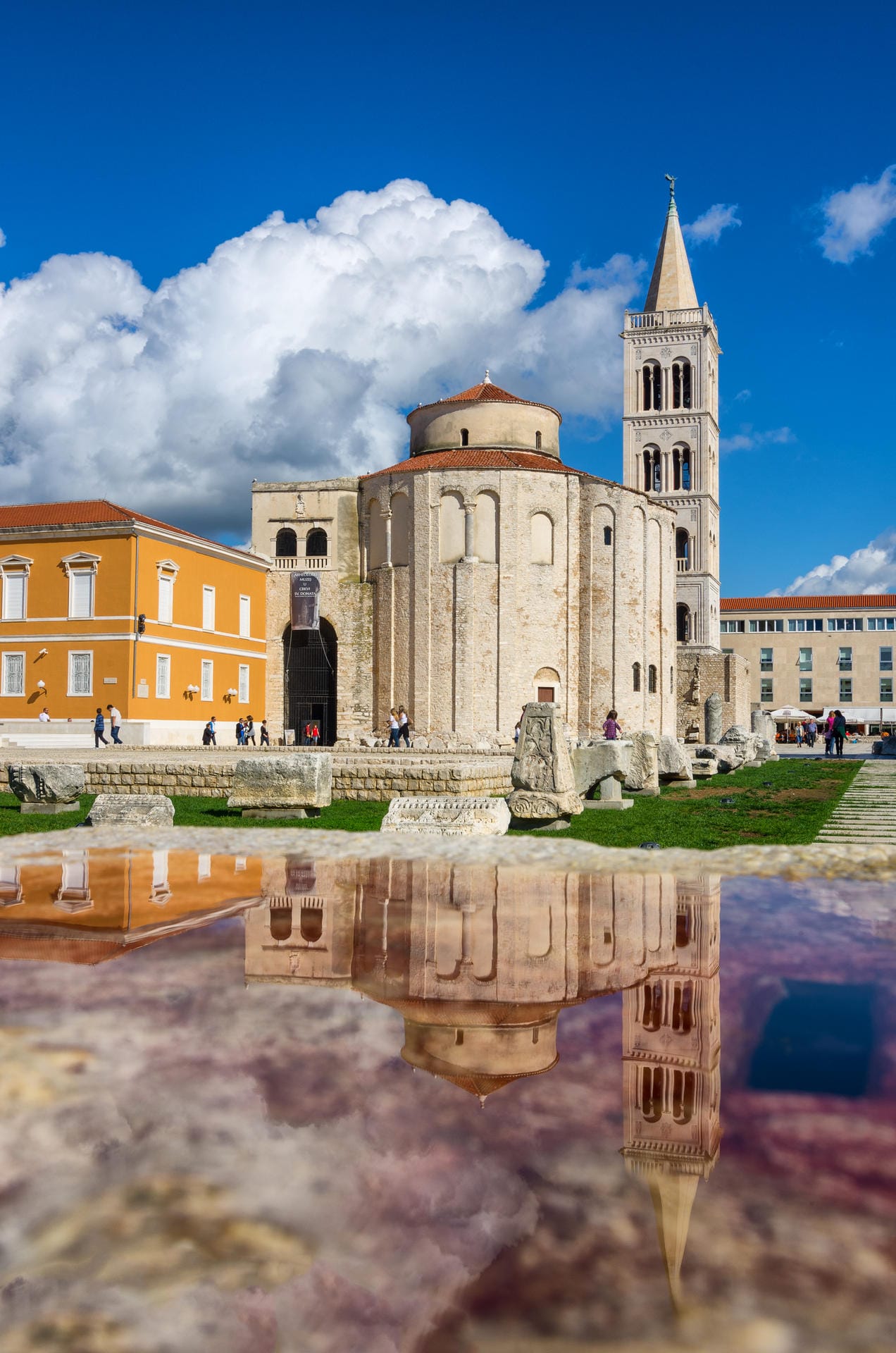 Die 3000 Jahre alte Stadt Zadar ist vor allem für ihre Architektur bekannt. Hier stehen unter anderem das älteste römische Forum im kroatischen Teil der Adria, sowie unzählige romanische Kirchen wie die St. Donatus Kirche.